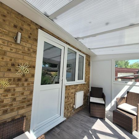 Bumblebee Bungalow - With Separate Office And Gaming Space By Catchpole Stays Κόλτσεστερ Εξωτερικό φωτογραφία